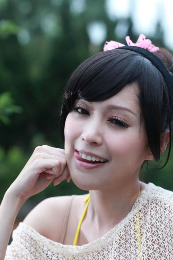    台湾美女杜可薇Avy户外清新写真，甜美镂空针织衫展现修长美腿，时尚街拍气质迷人第28张图片