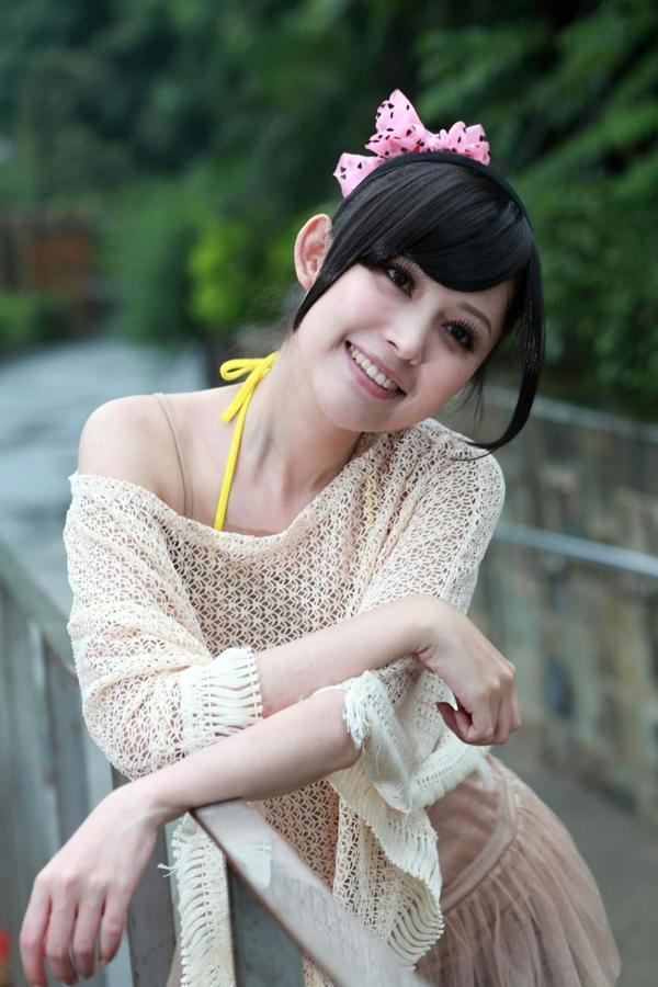   台湾美女杜可薇Avy户外清新写真，甜美镂空针织衫展现修长美腿，时尚街拍气质迷人第29张图片