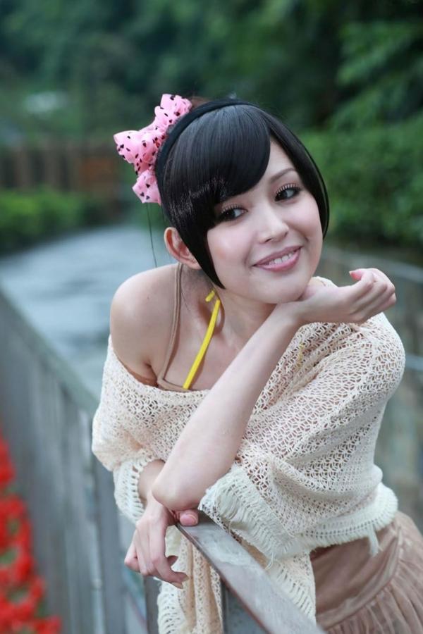    台湾美女杜可薇Avy户外清新写真，甜美镂空针织衫展现修长美腿，时尚街拍气质迷人第31张图片