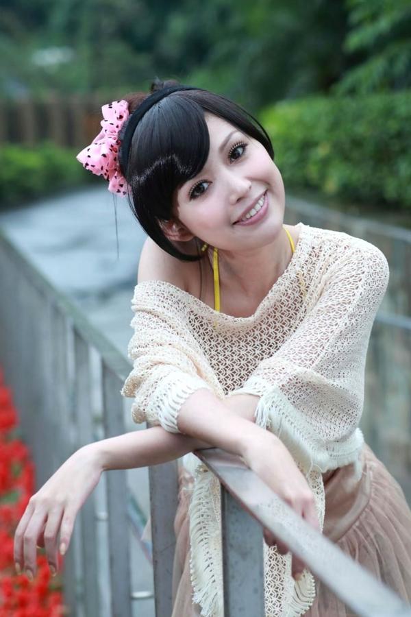    台湾美女杜可薇Avy户外清新写真，甜美镂空针织衫展现修长美腿，时尚街拍气质迷人第32张图片