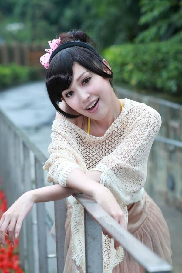    台湾美女杜可薇Avy户外清新写真，甜美镂空针织衫展现修长美腿，时尚街拍气质迷人第33张图片