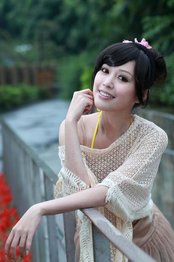   台湾美女杜可薇Avy户外清新写真，甜美镂空针织衫展现修长美腿，时尚街拍气质迷人第34张图片