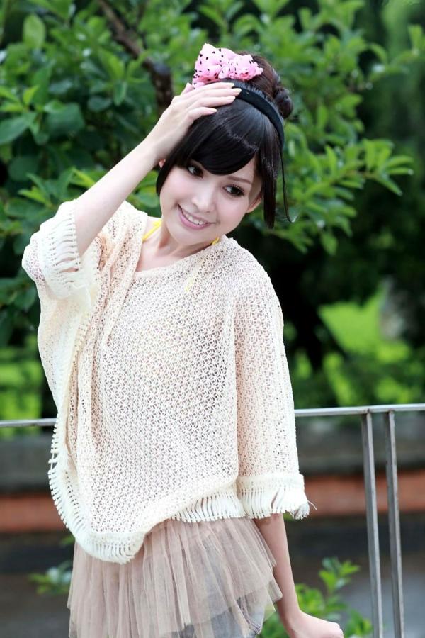    台湾美女杜可薇Avy户外清新写真，甜美镂空针织衫展现修长美腿，时尚街拍气质迷人第37张图片