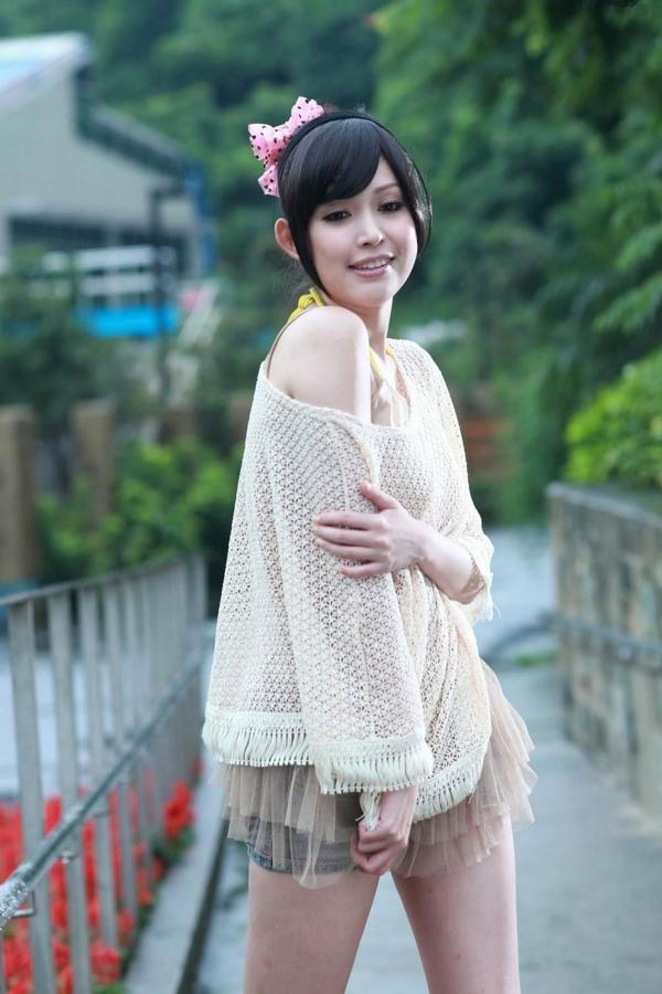    台湾美女杜可薇Avy户外清新写真，甜美镂空针织衫展现修长美腿，时尚街拍气质迷人第38张图片