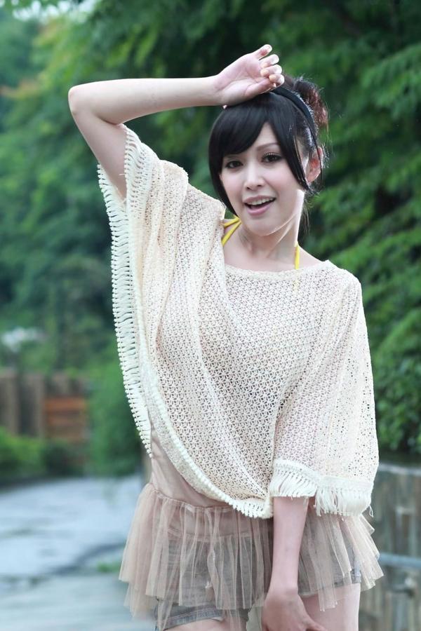    台湾美女杜可薇Avy户外清新写真，甜美镂空针织衫展现修长美腿，时尚街拍气质迷人第39张图片