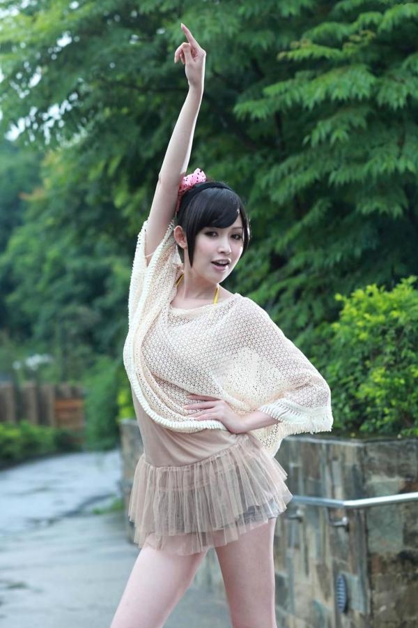   台湾美女杜可薇Avy户外清新写真，甜美镂空针织衫展现修长美腿，时尚街拍气质迷人第41张图片
