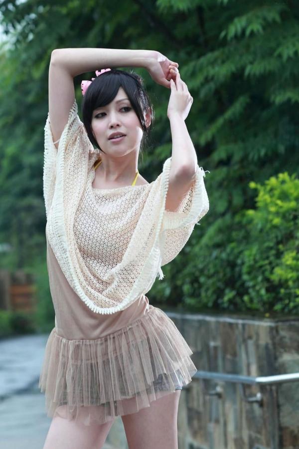    台湾美女杜可薇Avy户外清新写真，甜美镂空针织衫展现修长美腿，时尚街拍气质迷人第42张图片