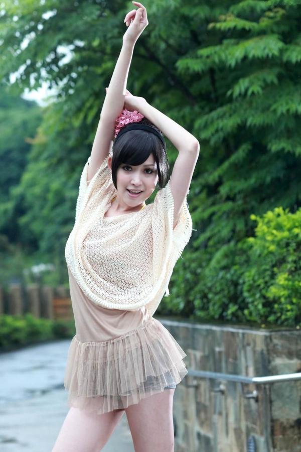    台湾美女杜可薇Avy户外清新写真，甜美镂空针织衫展现修长美腿，时尚街拍气质迷人第43张图片