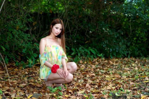    台湾正妹林小芭《春游踏青》户外清纯写真集，甜美笑容清新治愈，尽显邻家女孩自然魅力第1张图片
