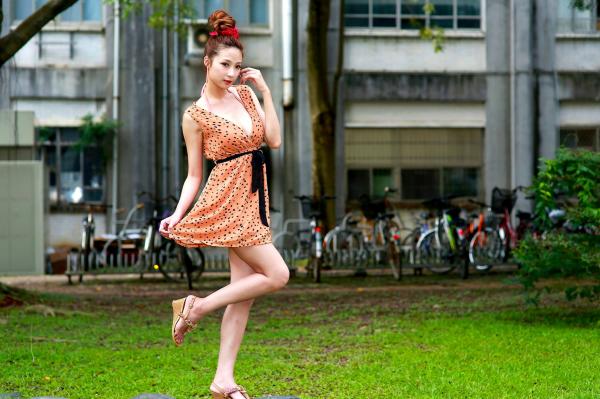   台湾正妹林小芭《春游踏青》户外清纯写真集，甜美笑容清新治愈，尽显邻家女孩自然魅力第22张图片