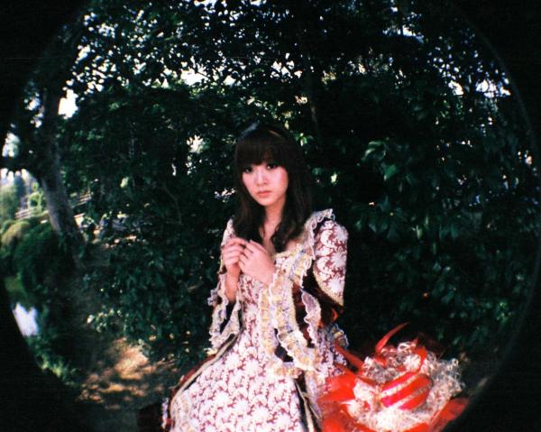    台湾正妹Mikako果子MM写真集，双溪公园士林官邸优雅外拍，百变气质女神甜美时尚私房照第61张图片