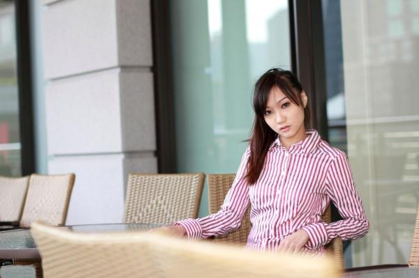    台湾正妹Tina陈思婷清新户外写真，红白条纹衫搭配短裙秀出纤细美腿，甜美街拍风格摄影集第1张图片