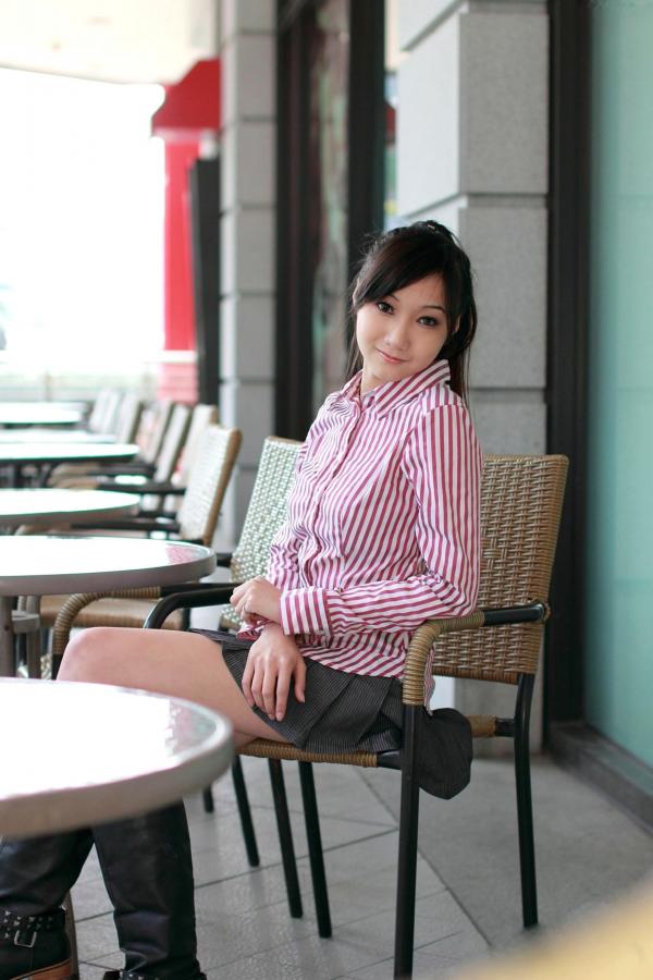    台湾正妹Tina陈思婷清新户外写真，红白条纹衫搭配短裙秀出纤细美腿，甜美街拍风格摄影集第2张图片