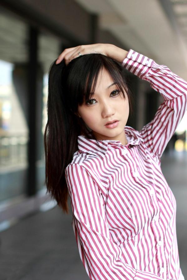    台湾正妹Tina陈思婷清新户外写真，红白条纹衫搭配短裙秀出纤细美腿，甜美街拍风格摄影集第5张图片