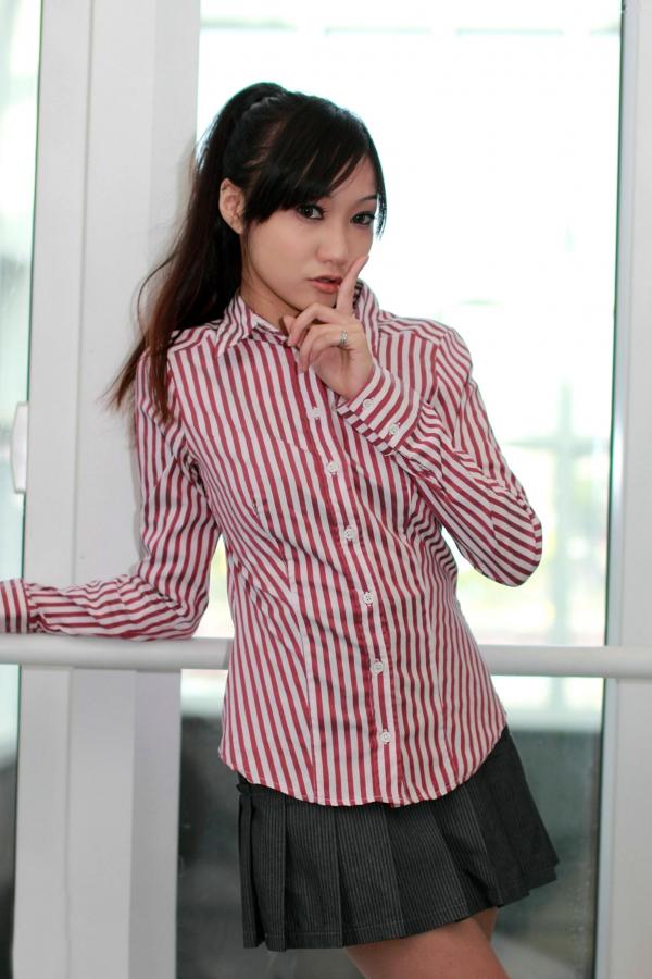    台湾正妹Tina陈思婷清新户外写真，红白条纹衫搭配短裙秀出纤细美腿，甜美街拍风格摄影集第17张图片
