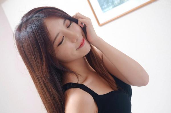    台湾正妹网红嫩模张齐郡JULIE《甜美吊带女神》居家私房写真集，俏皮可爱互动与纯欲风展现，带你感受多面女神的甜美诱惑第3张图片