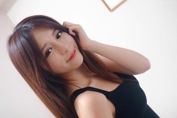    台湾正妹网红嫩模张齐郡JULIE《甜美吊带女神》居家私房写真集，俏皮可爱互动与纯欲风展现，带你感受多面女神的甜美诱惑第4张图片