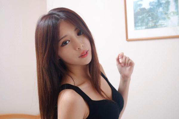    台湾正妹网红嫩模张齐郡JULIE《甜美吊带女神》居家私房写真集，俏皮可爱互动与纯欲风展现，带你感受多面女神的甜美诱惑第5张图片