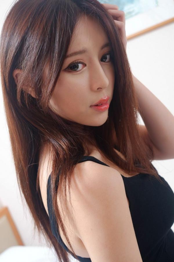    台湾正妹网红嫩模张齐郡JULIE《甜美吊带女神》居家私房写真集，俏皮可爱互动与纯欲风展现，带你感受多面女神的甜美诱惑第12张图片