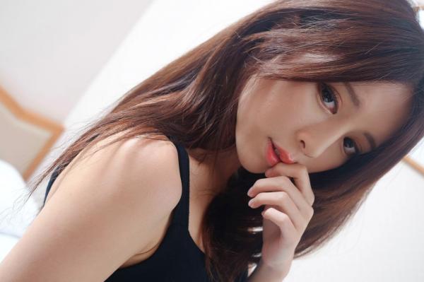    台湾正妹网红嫩模张齐郡JULIE《甜美吊带女神》居家私房写真集，俏皮可爱互动与纯欲风展现，带你感受多面女神的甜美诱惑第14张图片
