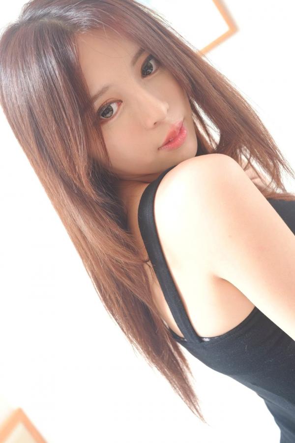    台湾正妹网红嫩模张齐郡JULIE《甜美吊带女神》居家私房写真集，俏皮可爱互动与纯欲风展现，带你感受多面女神的甜美诱惑第16张图片