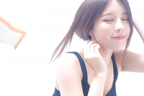    台湾正妹网红嫩模张齐郡JULIE《甜美吊带女神》居家私房写真集，俏皮可爱互动与纯欲风展现，带你感受多面女神的甜美诱惑第24张图片