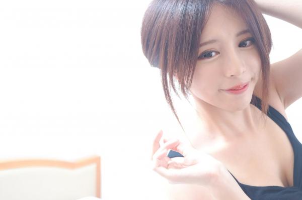    台湾正妹网红嫩模张齐郡JULIE《甜美吊带女神》居家私房写真集，俏皮可爱互动与纯欲风展现，带你感受多面女神的甜美诱惑第25张图片