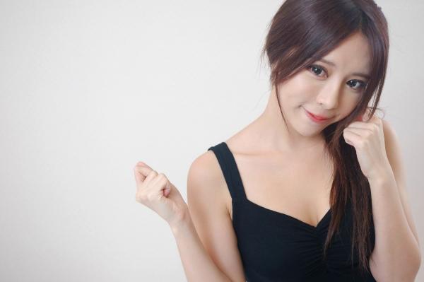    台湾正妹网红嫩模张齐郡JULIE《甜美吊带女神》居家私房写真集，俏皮可爱互动与纯欲风展现，带你感受多面女神的甜美诱惑第26张图片