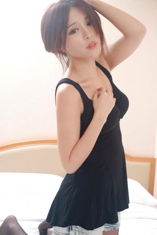    台湾正妹网红嫩模张齐郡JULIE《甜美吊带女神》居家私房写真集，俏皮可爱互动与纯欲风展现，带你感受多面女神的甜美诱惑第38张图片
