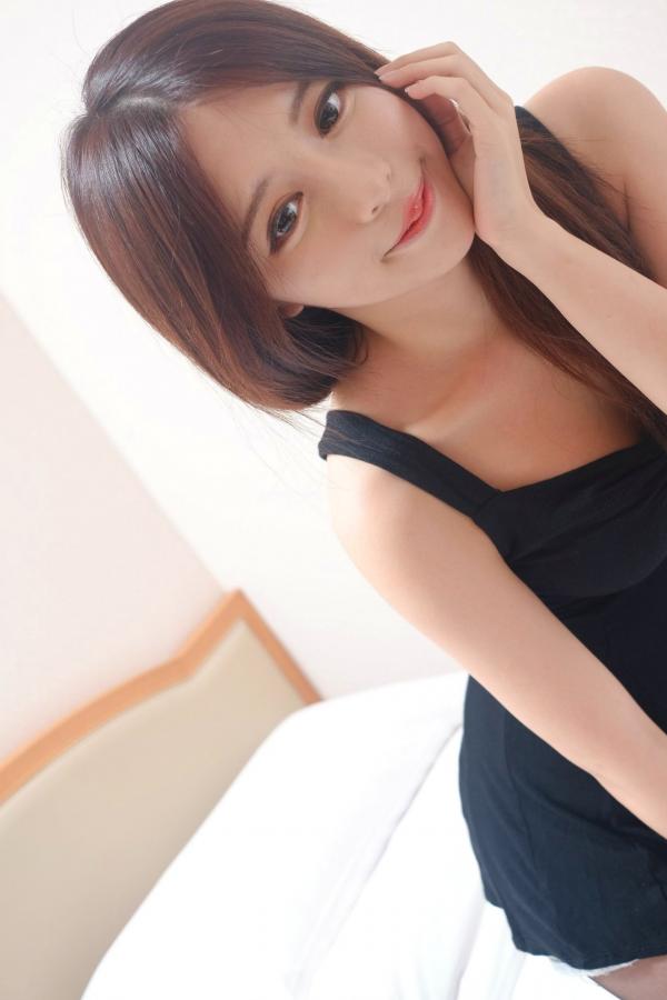    台湾正妹网红嫩模张齐郡JULIE《甜美吊带女神》居家私房写真集，俏皮可爱互动与纯欲风展现，带你感受多面女神的甜美诱惑第39张图片