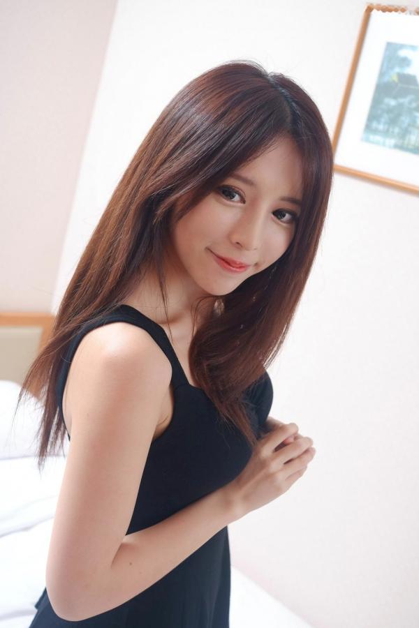    台湾正妹网红嫩模张齐郡JULIE《甜美吊带女神》居家私房写真集，俏皮可爱互动与纯欲风展现，带你感受多面女神的甜美诱惑第42张图片