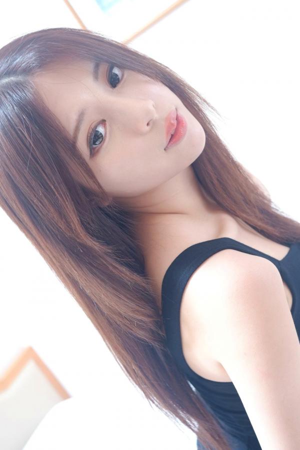    台湾正妹网红嫩模张齐郡JULIE《甜美吊带女神》居家私房写真集，俏皮可爱互动与纯欲风展现，带你感受多面女神的甜美诱惑第50张图片