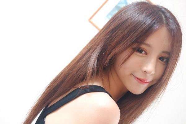    台湾正妹网红嫩模张齐郡JULIE《甜美吊带女神》居家私房写真集，俏皮可爱互动与纯欲风展现，带你感受多面女神的甜美诱惑第52张图片