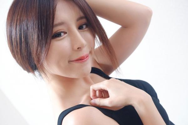    台湾正妹网红嫩模张齐郡JULIE《甜美吊带女神》居家私房写真集，俏皮可爱互动与纯欲风展现，带你感受多面女神的甜美诱惑第55张图片