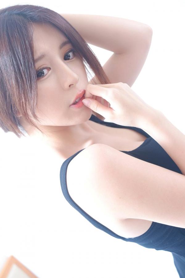    台湾正妹网红嫩模张齐郡JULIE《甜美吊带女神》居家私房写真集，俏皮可爱互动与纯欲风展现，带你感受多面女神的甜美诱惑第56张图片