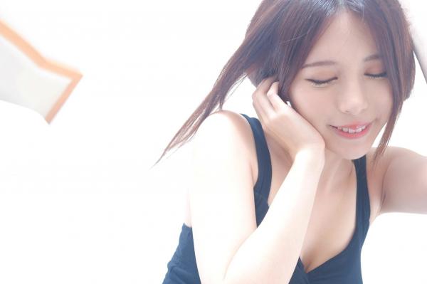    台湾正妹网红嫩模张齐郡JULIE《甜美吊带女神》居家私房写真集，俏皮可爱互动与纯欲风展现，带你感受多面女神的甜美诱惑第57张图片