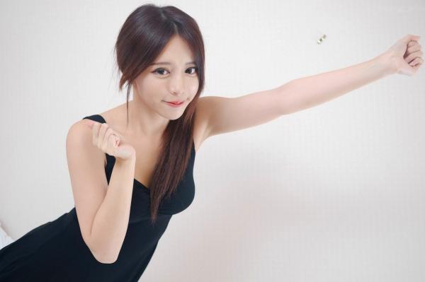    台湾正妹网红嫩模张齐郡JULIE《甜美吊带女神》居家私房写真集，俏皮可爱互动与纯欲风展现，带你感受多面女神的甜美诱惑第58张图片