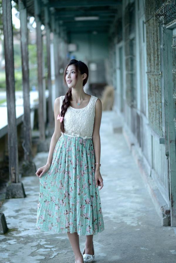    台湾正妹Kila晶晶/金允乔：清纯田园风碎花长裙户外治愈系写真第1张图片