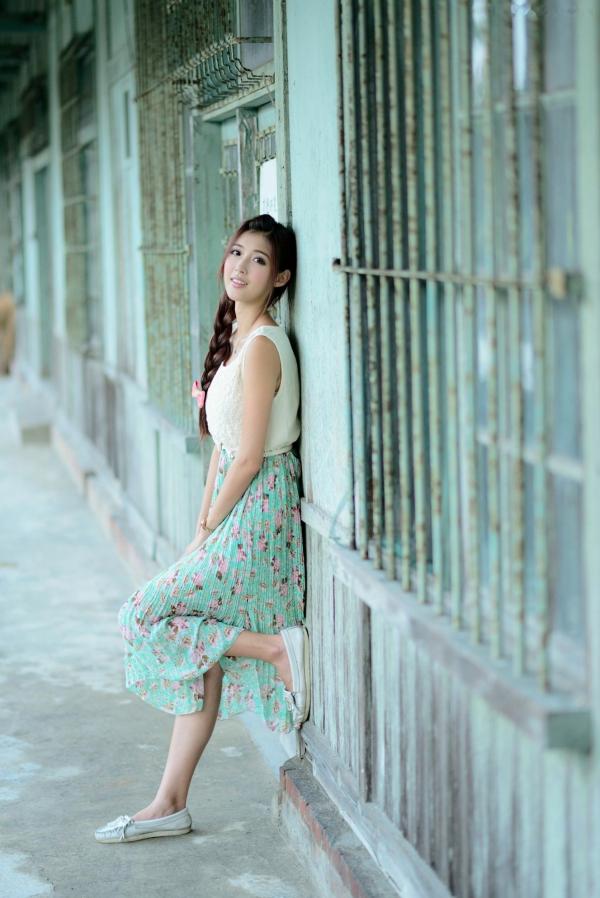    台湾正妹Kila晶晶/金允乔：清纯田园风碎花长裙户外治愈系写真第3张图片