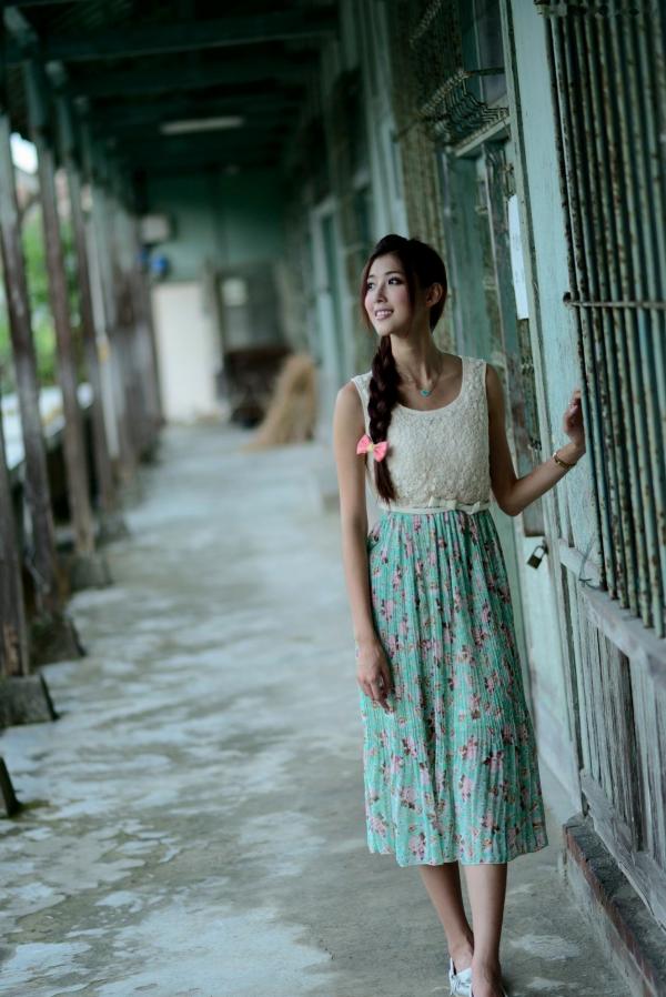    台湾正妹Kila晶晶/金允乔：清纯田园风碎花长裙户外治愈系写真第5张图片