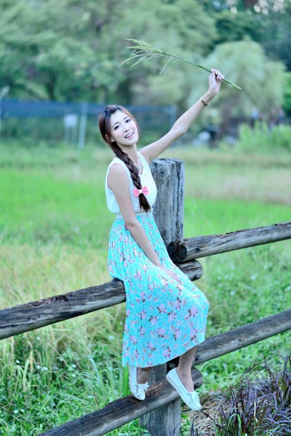    台湾正妹Kila晶晶/金允乔：清纯田园风碎花长裙户外治愈系写真第7张图片