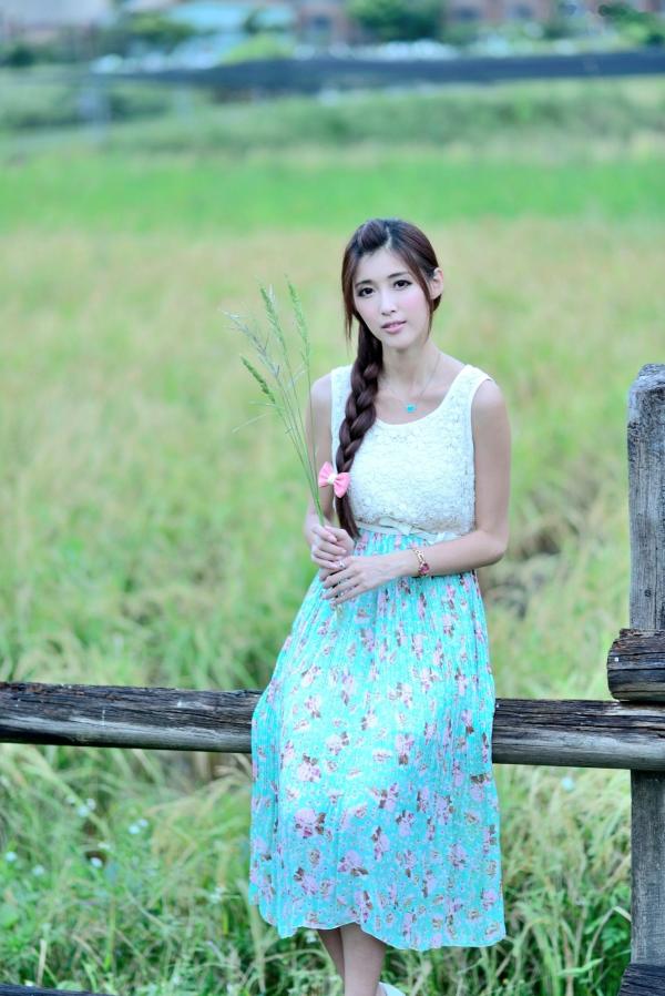    台湾正妹Kila晶晶/金允乔：清纯田园风碎花长裙户外治愈系写真第8张图片