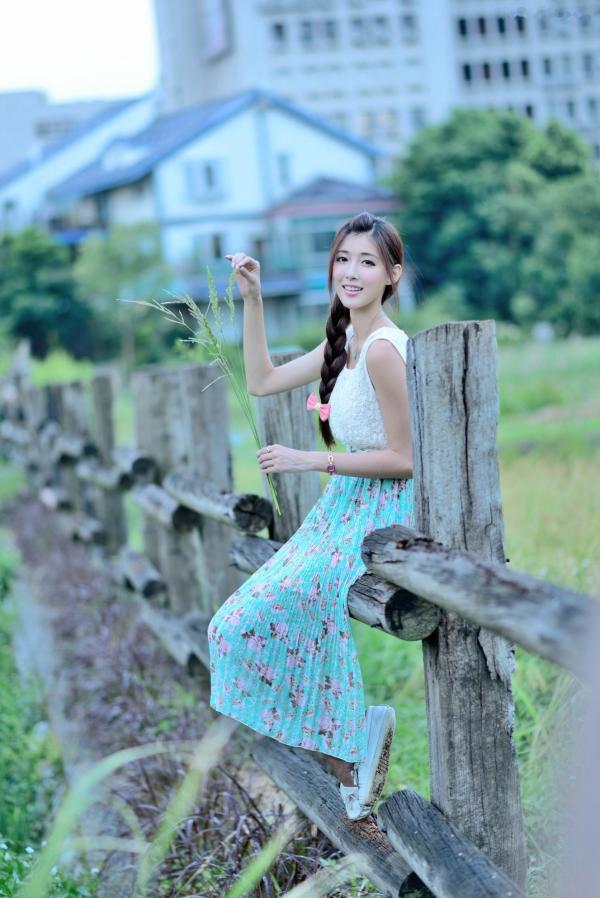    台湾正妹Kila晶晶/金允乔：清纯田园风碎花长裙户外治愈系写真第10张图片