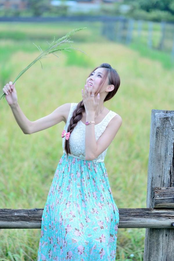    台湾正妹Kila晶晶/金允乔：清纯田园风碎花长裙户外治愈系写真第11张图片