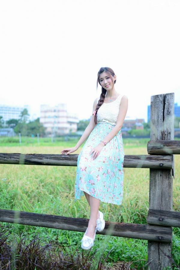    台湾正妹Kila晶晶/金允乔：清纯田园风碎花长裙户外治愈系写真第14张图片