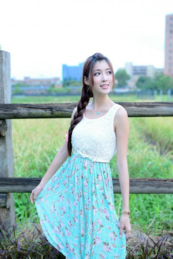   台湾正妹Kila晶晶/金允乔：清纯田园风碎花长裙户外治愈系写真第17张图片