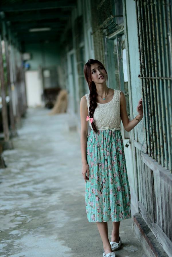    台湾正妹Kila晶晶/金允乔：清纯田园风碎花长裙户外治愈系写真第19张图片