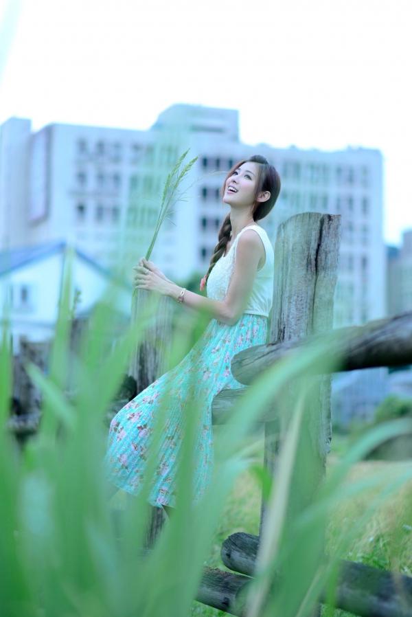    台湾正妹Kila晶晶/金允乔：清纯田园风碎花长裙户外治愈系写真第21张图片