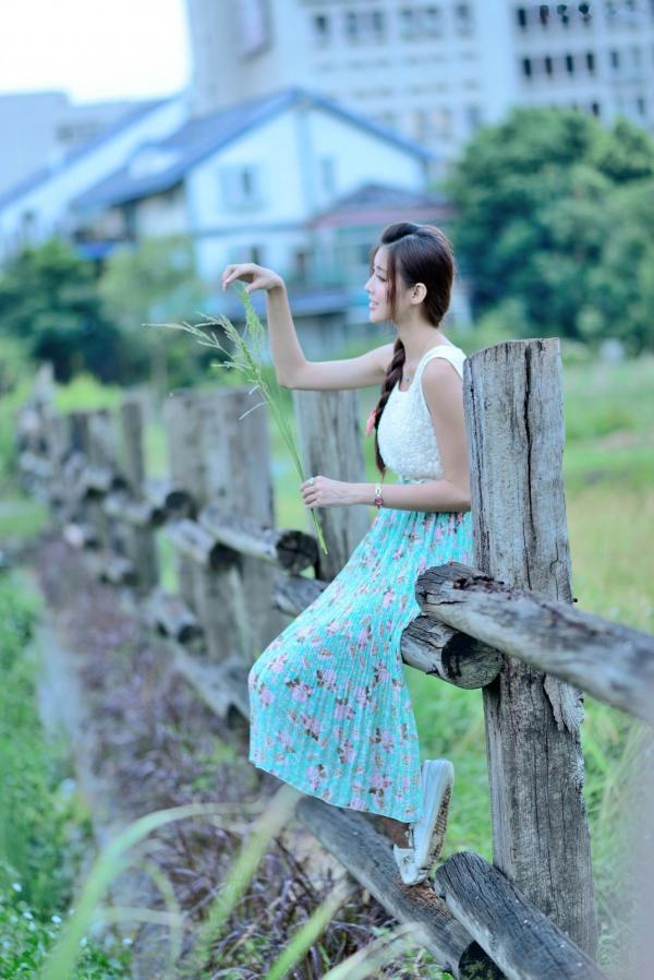    台湾正妹Kila晶晶/金允乔：清纯田园风碎花长裙户外治愈系写真第22张图片
