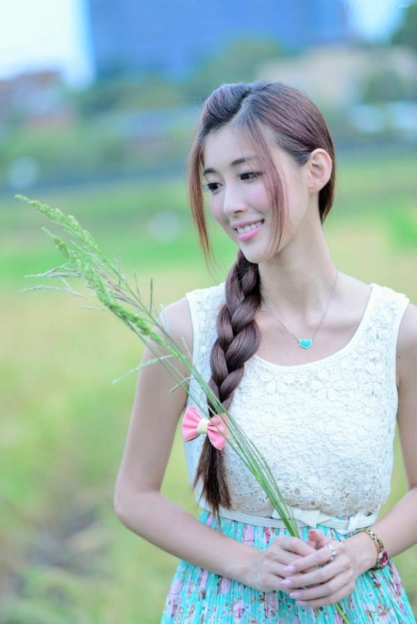    台湾正妹Kila晶晶/金允乔：清纯田园风碎花长裙户外治愈系写真第24张图片